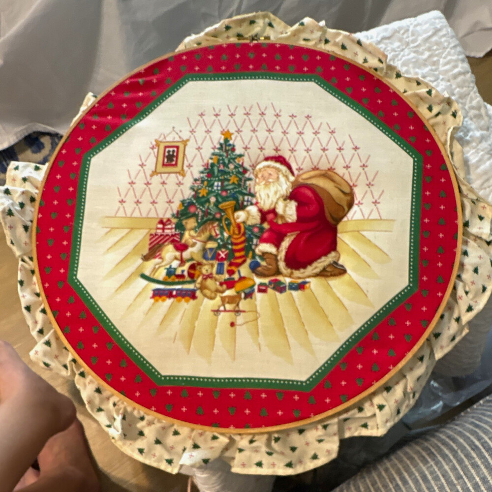 Round Embroidered Santa Claus Christmas decor w/ Ruffled Edge Red Green